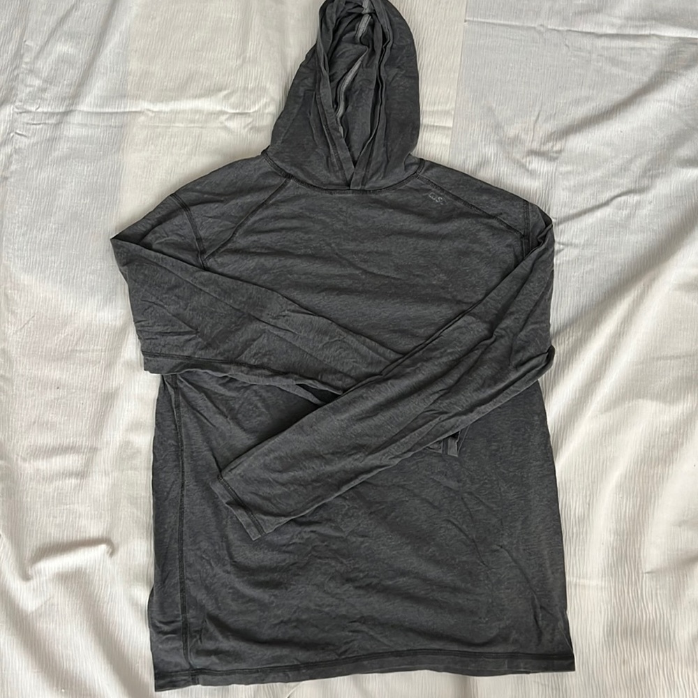 Men’s Athletics long sleeve shirt w hood.